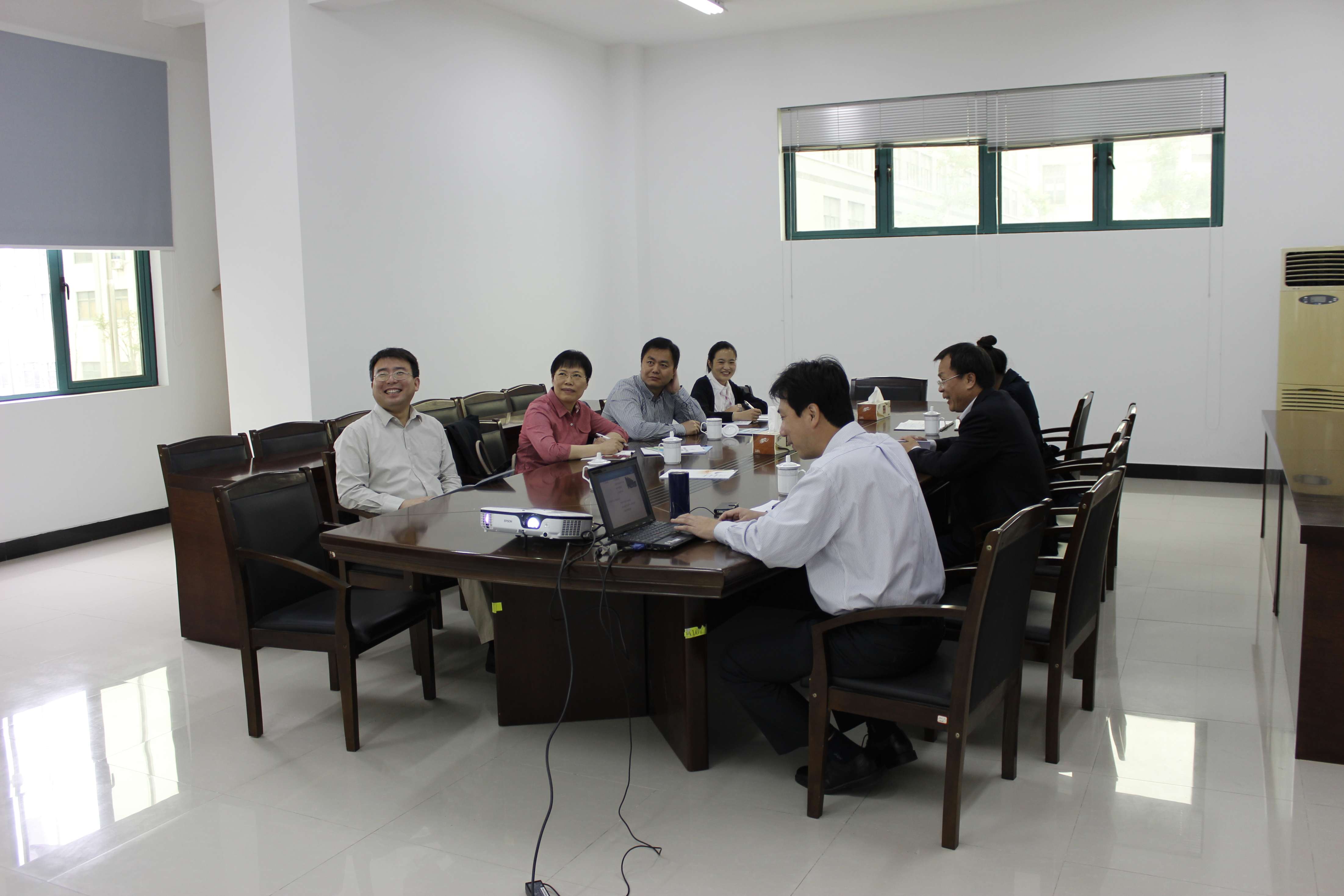 中国纺织工业联合会副秘书长、科技发展部主任彭燕丽一行到分院参观指导