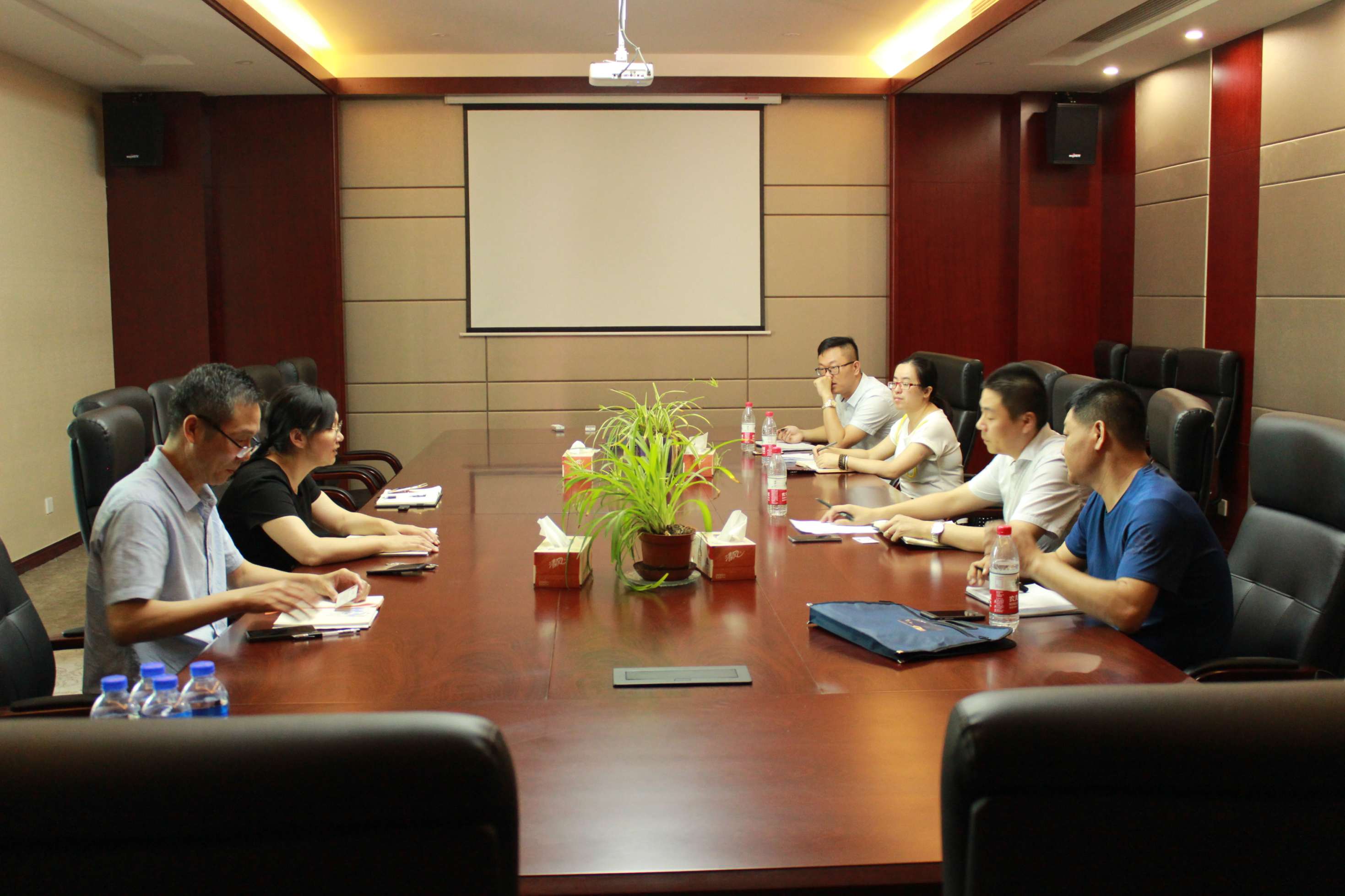 绍兴市越城区科技局副局长劳越嘉一行到浙江分院调研